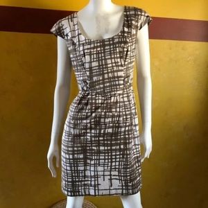 Trina Turk Size 4 brown & White dress cap sleeves